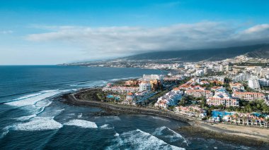 Güneşli bir yaz gününde Tenerife 'deki Playa de Las Americas' ın hava manzarası. Yüksek kalite fotoğraf