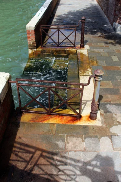 Venedig, Zugang zum Kanal, Eisengelnder verrostet