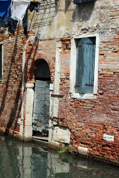 Venedig, altes Haus am Kanal mit Ziegelsteinmauer, verwittert