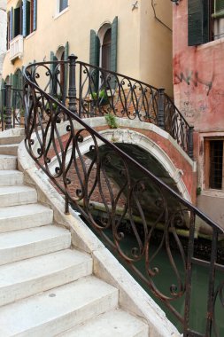 Bruecke mit Eisengelaender in Venedig