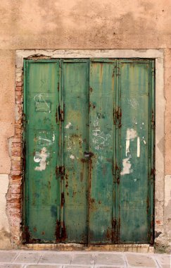 Grne  alte Eisentr in Venedig