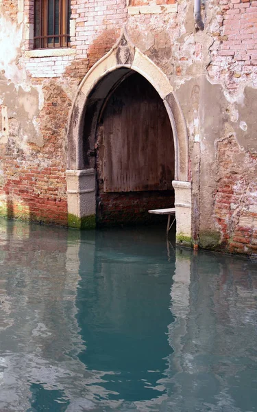 Tor am Kanal in Venedig