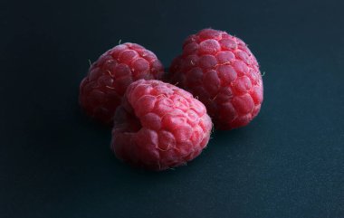 Koyu mavi arka planda olgun ahududular