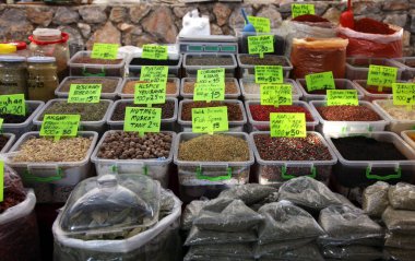 Yerel bir markette baharat sergileniyor. Köy baharatları. Ön görünüm ve kapatma.