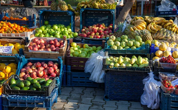 Bir Akdeniz köyü market tezgahı. Köy pazarı manzarası. Ön görünüm ve kapatma.