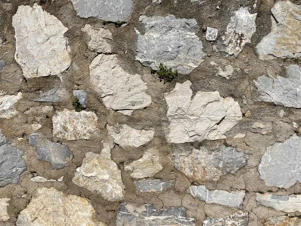 Çelik duvar. Eski bir el yapımı taş duvar. Ön görünüm. 