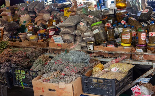 Markette baharat ve otlarla dolu bir tezgah.. 