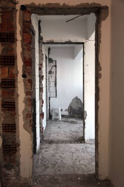 Ev tadilatı. Duvarlar ve zemin tamamen yenilenecek. Dikey.