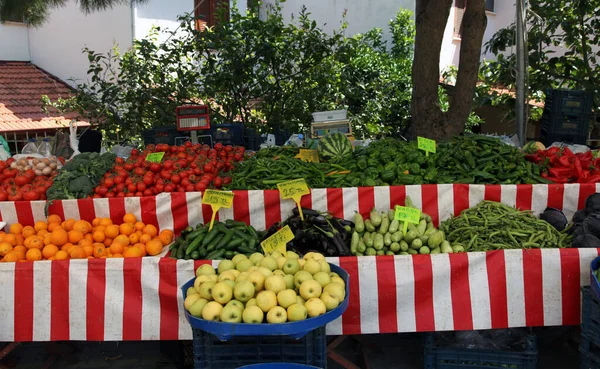 Markette Bir Çiftçi Tezgahı Meyveler Sebzeler Lkbahar Akdeniz Yerel Kültür — Stok fotoğraf