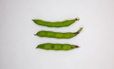 Geniş fasulye. Beyaz arka planda üç taze fasulye. Üst görünüm ve izole edilmiş arkaplan.