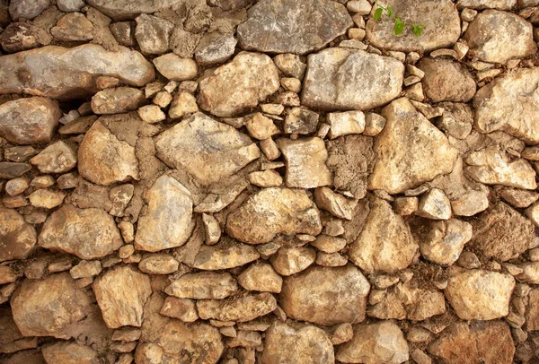 Eski ve sert bir duvar. Kırsalda bir taş duvar.