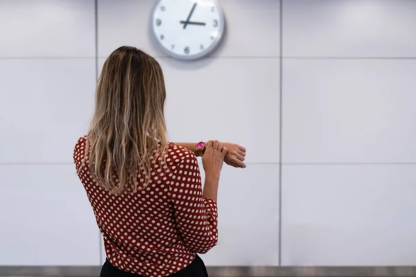 Young Woman Watching Clock Airport — Stock Photo, Image