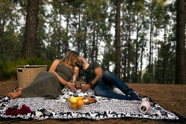 Pareja Haciendo Picnic Celebrando San Valentín — Foto de Stock