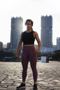 Egzersize hazır genç bir kadın