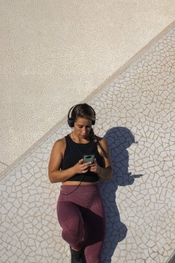 Genç bir kadın egzersizlerinin sonuçlarını paylaşıyor.