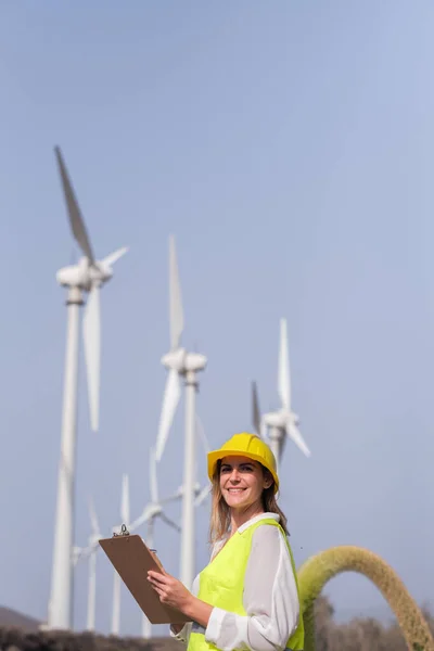 Tiszta Energiagazdálkodást Végző Női Mérnök — Stock Fotó