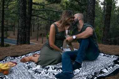 Paylaşım güzel zamanları birlikte genç Çift