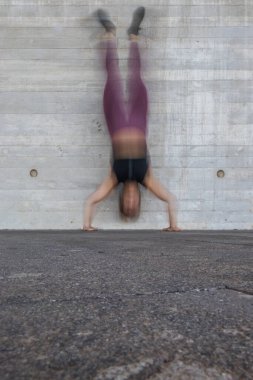 Hareket etkisinde olan bir kadının uzun süre maruz kalması