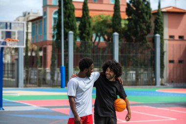 Basketbolu seven iki şık afro genç adam.