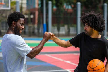 İki genç Afro birbirini sevgiyle selamlıyor.