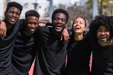 Bir grup afro insan spor yaparken birlikte eğleniyor.