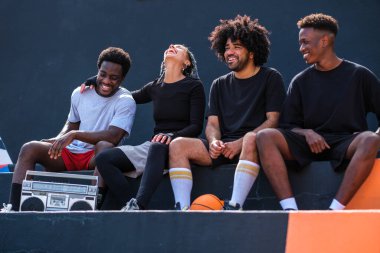 Bir grup genç arkadaş parkta boş vakitlerin tadını çıkarıyorlar.