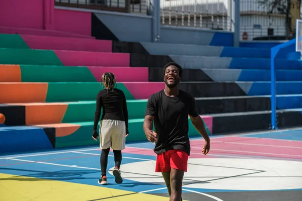 Jovem praticando esportes, jogando basquete ao nascer do sol