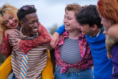 Çeşitlilik grubu gülümseyerek mutlu bir yaşam tarzı paylaşıyor