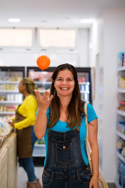 Donna Mezza Età Che Lancia Arancia Mercato — Foto Stock