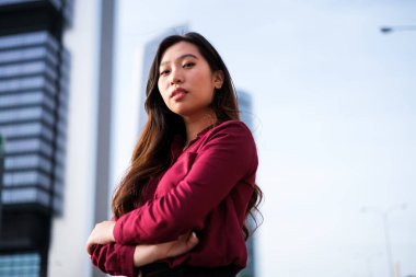 Finans bölgesinde güçlü genç bir kadının portresi.