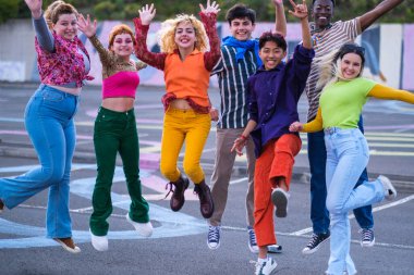 Zıplayan ve gülen gençlerden oluşan bir grup