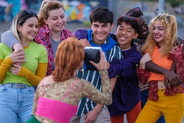 Çeşitli gençlerden oluşan bir grup birlikte yaşam tarzından zevk alıyorlar.