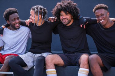 Bir grup genç arkadaş dışarıda iyi vakit geçiriyor.