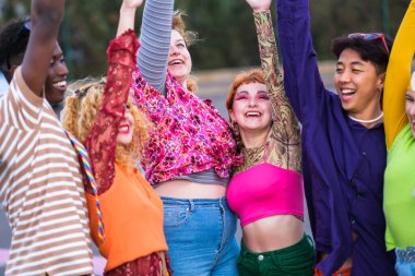 Çeşitli gençler birlikte kutluyorlar.