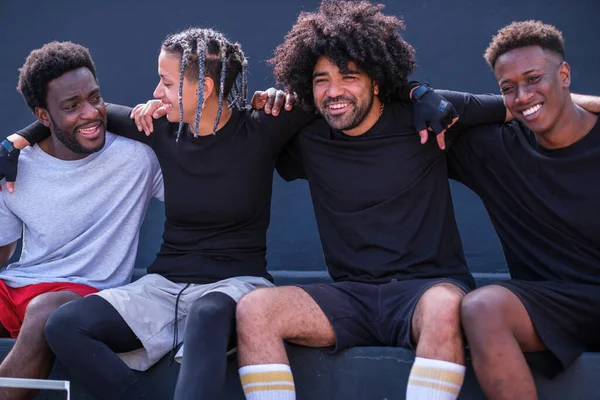 Bir grup genç arkadaş dışarıda iyi vakit geçiriyor.