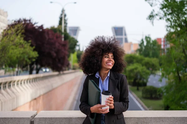 Yetkili kadın finans bölgesinde mola veriyor.