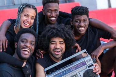 Bir grup arkadaş yaşam tarzıyla eğleniyor.