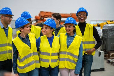 Bir grup mühendis takım fotoğrafı çekmek için bir araya geldi.