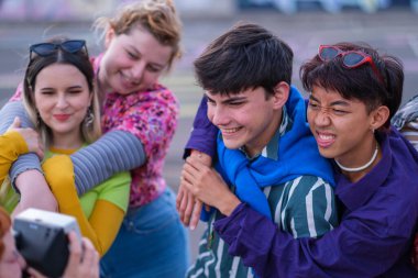 Gururu kutlayan bir grup genç - erkeklere odaklan