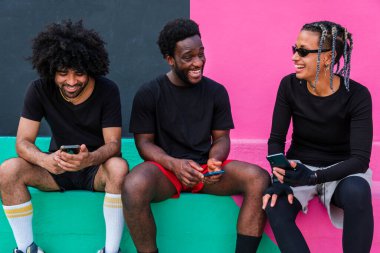 Şehir tarzı olan bir grup genç iyi vakit geçiriyor.