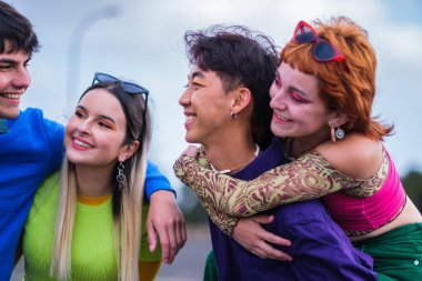 Çeşitli gençlik grupları gururu kutluyor.