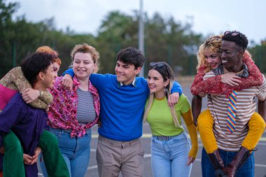 Etnik çeşitlilikte bir grup genç eğleniyor.