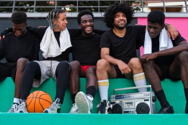 Bir grup genç sporcu şehir tarzında dinleniyor.