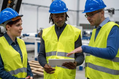 Tablet üzerinde danışmanlık yapan bir grup mühendis