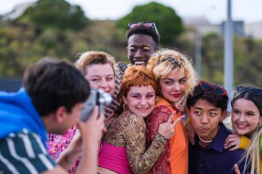 Farklı etnik kökenlere sahip bir grup genç bir yaşam tarzı videosu kaydediyor