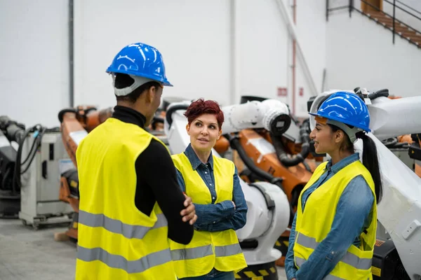 Technológiáról Beszélő Mérnökök Csoportja Gyárban — Stock Fotó