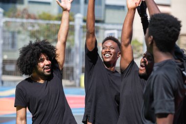 Irkçılığa karşı savaşan bir grup arkadaş - siyahların hayatı önemlidir.