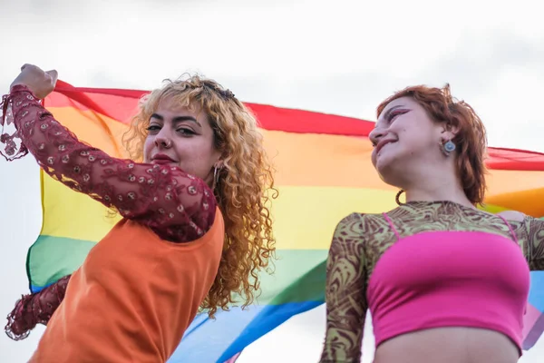 Igtbiq gurur hakları için savaşan iki genç kız.