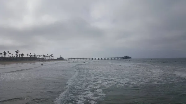 California Shore Beautiful Waves Splashing Pier — стокове фото