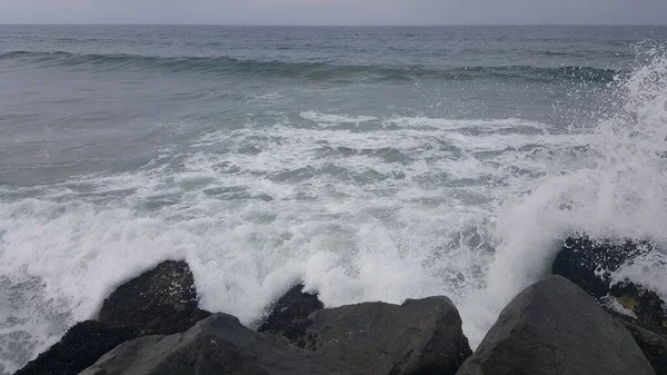 カリフォルニアの海岸 美しい波が岩に打ち寄せる — ストック写真